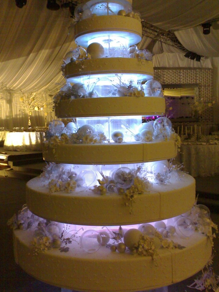 Трехярусный или трехъярусный. Шикарный свадебный торт. Украшение свадебного торта. Свадебный торт с прозрачным ярусом. Тортики многоярусные.